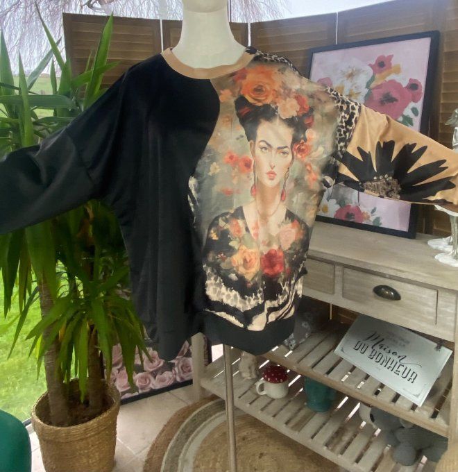 Sweat velours noir et imprimé Frida Kahlo aux fleurs du 38 au 48/50