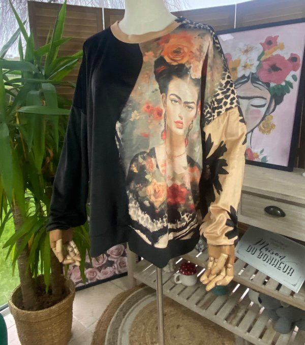 Sweat velours noir et imprimé Frida Kahlo aux fleurs du 38 au 48/50