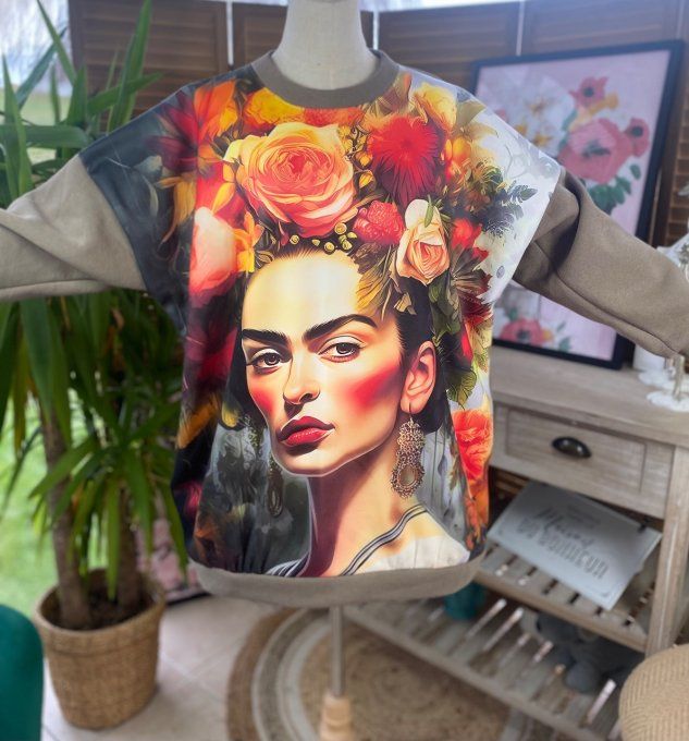 Sweat ample taupe molletonné Frida Kahlo aux Fleurs du 40 au 48/50 