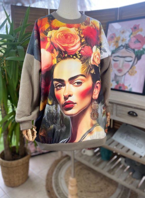 Sweat ample taupe molletonné Frida Kahlo aux Fleurs du 40 au 48/50 