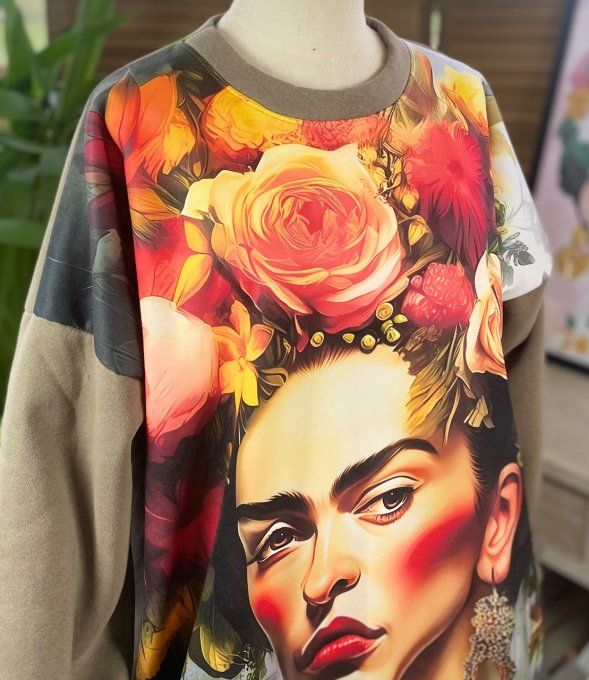 Sweat ample taupe molletonné Frida Kahlo aux Fleurs du 40 au 48/50 