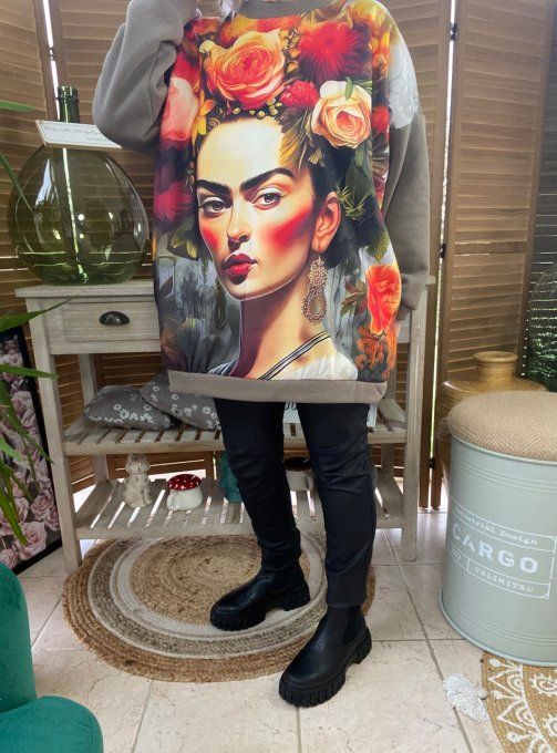 Sweat ample taupe molletonné Frida Kahlo aux Fleurs du 40 au 48/50 