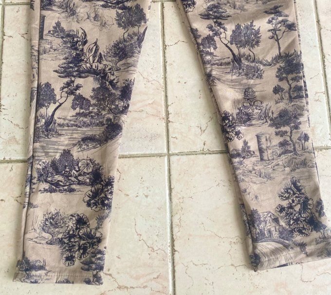 panta jogg (pantalon magique) suédine Taupe Toile de Jouy du 38 au 46/48