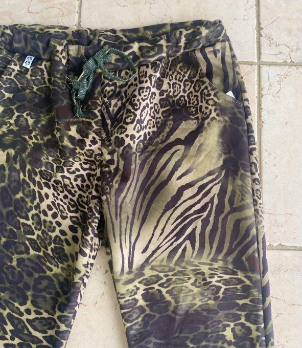 panta jogg (pantalon magique) suédine Kaki Animal crème  du 38 au 46/48