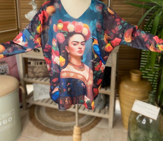 Pull fin ample molletonné noir grisé Frida Kahlo et l'oiseau du 36 au 46 