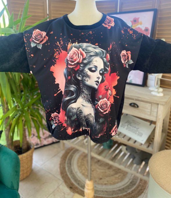 Sweat manches longues satiné et velours noir Gothic Tattoo Girl du 40 au 50