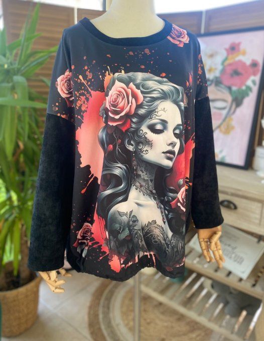 Sweat manches longues satiné et velours noir Gothic Tattoo Girl du 40 au 50