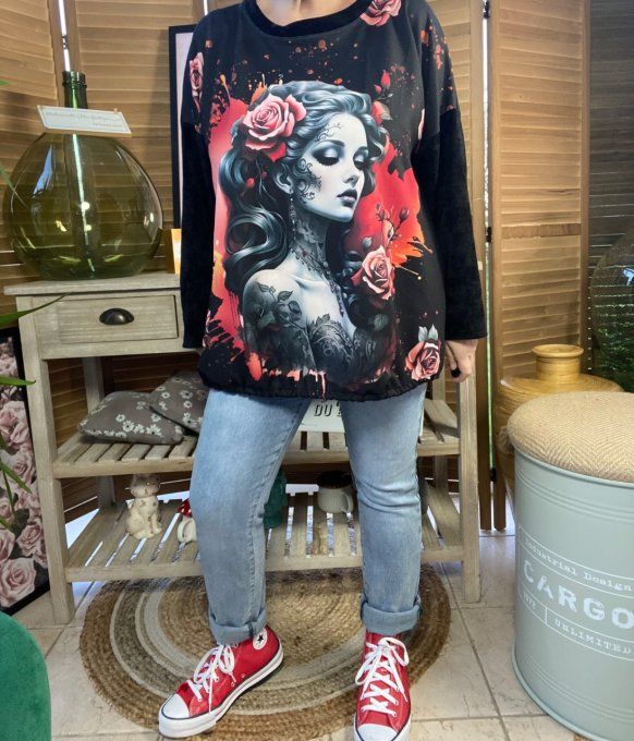 Sweat manches longues satiné et velours noir Gothic Tattoo Girl du 40 au 50