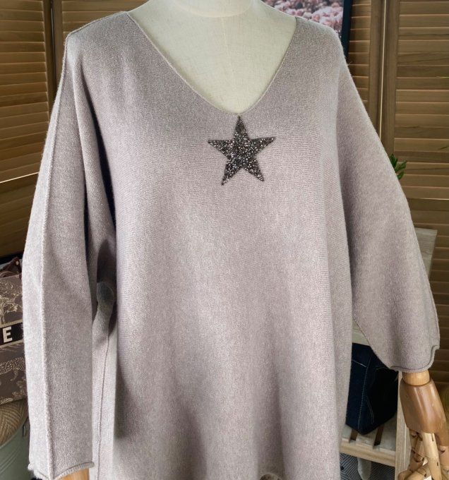 pull ample sans laine Armelle taupe clair grisé col V étoile strass argentés du 40 au 50  